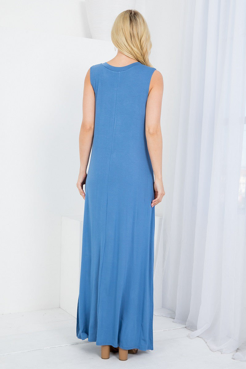 Sleeveless maxi dress with pockets in denim color